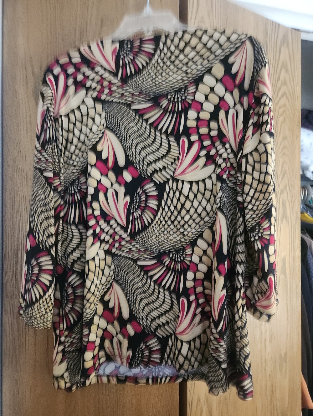 🚨JM Collection Abstract V-Neck Tunic with Ring Detail - Picture 5 of 5
